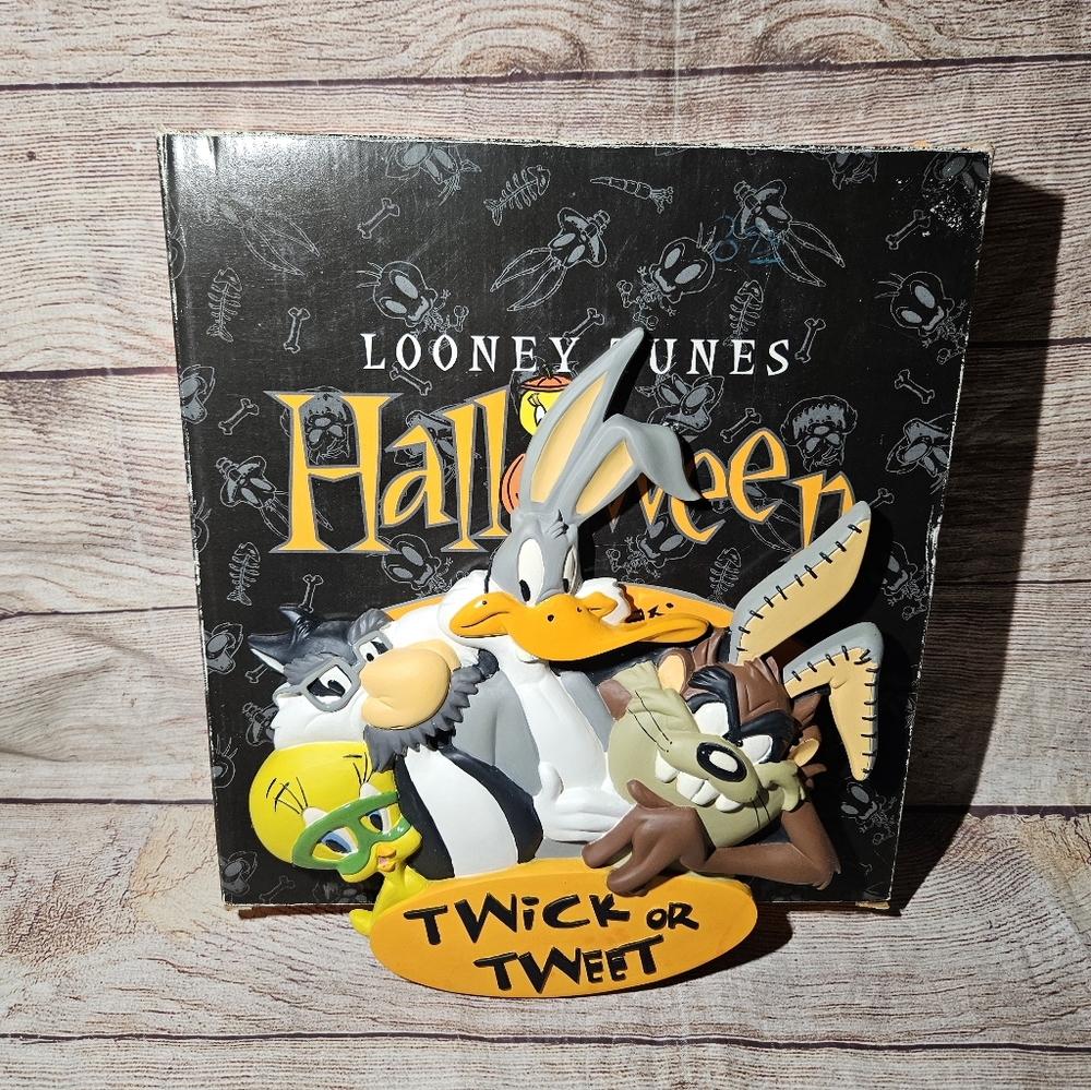 Vintage 1996 warner bros Looney tunes twick or tweet Halloween door decoration
